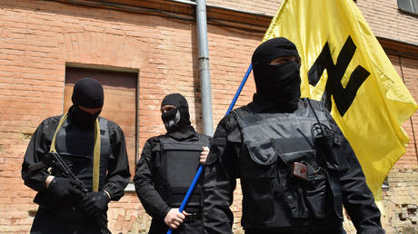 File photo: Militants in Kiev carry a banner with the Wolfsangel, a SS symbol embraced by the "Azov" regiment. © AFP PHOTO/ SERGEI SUPINSKY