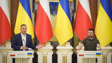 2022 年 5 月 22 日，乌克兰总统弗拉基米尔·泽连斯基（右）和波兰总统安杰伊·杜达（左）出席了基辅的新闻发布会。