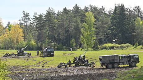 FILE PHOTO. Soldiers of the Spanish Army operate M777 howitzer artillery cannons during live fire exercises in Germany. ©Lennart Preiss / Getty Images