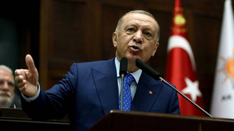档案照片。 土耳其总统雷杰普·塔伊普·埃尔多安在土耳其安卡拉发表讲话。  ©穆斯塔法·卡亚/新华社