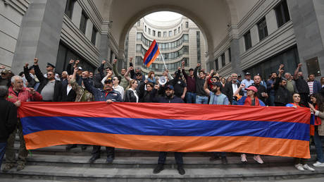 Opposition supporters block the Armenian Foreign Ministry © AFP / Karen Minasyan