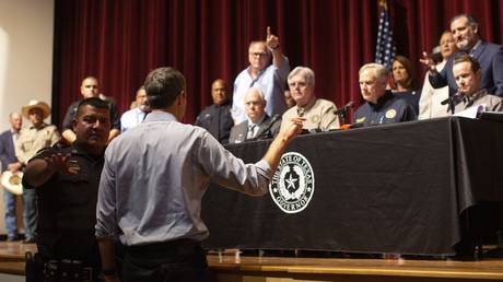 Beto O'Rourke interrompt une conférence de presse dirigée par Greg Abbott à Uvalde, Texas, le 25 mai 2022 © AP / Dario Lopez-Mills
