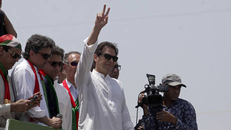Ousted Pakistani Prime Minister Imran Khan gives the victory sign to supporters as he leads a march toward Islamabad, in Swabi, Pakistan, Wednesday, May 25, 2022. © AP Photo / Mohammad Zubair
