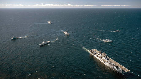 FILE PHOTO. The USS Kearsarge, the FNS Louhi (999), the FNS Hmeenmaa (02), the USS Gunston Hall (LSD 44), the USS Gravely (DDG 107), the HSwMS Carlskrona (P 04), and the FNS Purunp (41) sail in formation during a maneuvering exercise in the Baltic Sea. ©US Navy