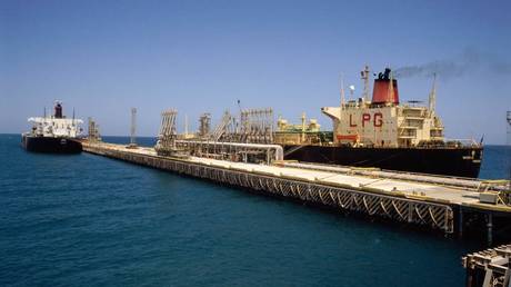 File photo: Tankers docked at an oil refinery in the Persian Gulf, December 1990. © Tom Stoddart / Getty Images