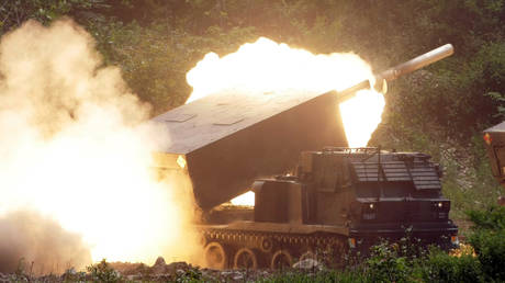 文件图片：2009 年 6 月 18 日在韩国铁原举行的军事演习中，韩国陆军多管火箭发射系统 (MLRS) 起火 © AP / Lee Jin-man