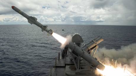 FILE PHOTO: A harpoon missile launches from the missile deck of the littoral combat ship USS Coronado in the Philippine Sea, August 22, 2017 © Flickr / US Navy