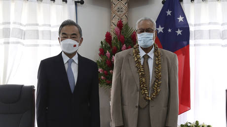 Встреча главы государства Самоа Туималеалифано Суалауви Ваалетоа II с министром иностранных дел Китая Ван И в Апиа, столице Самоа, 28 мая 2022 г.