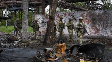 ФОТО: Российские военные патрулируют город Мариуполь.  © АП