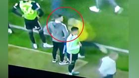 Aficionado inglés encarcelado por brutal cabezazo a futbolista (VIDEO) — RT Sport News