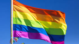 Envoyé britannique convoqué par le drapeau LGBTQ