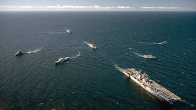 Un aspirant à l'OTAN accueille les navires de guerre du bloc
