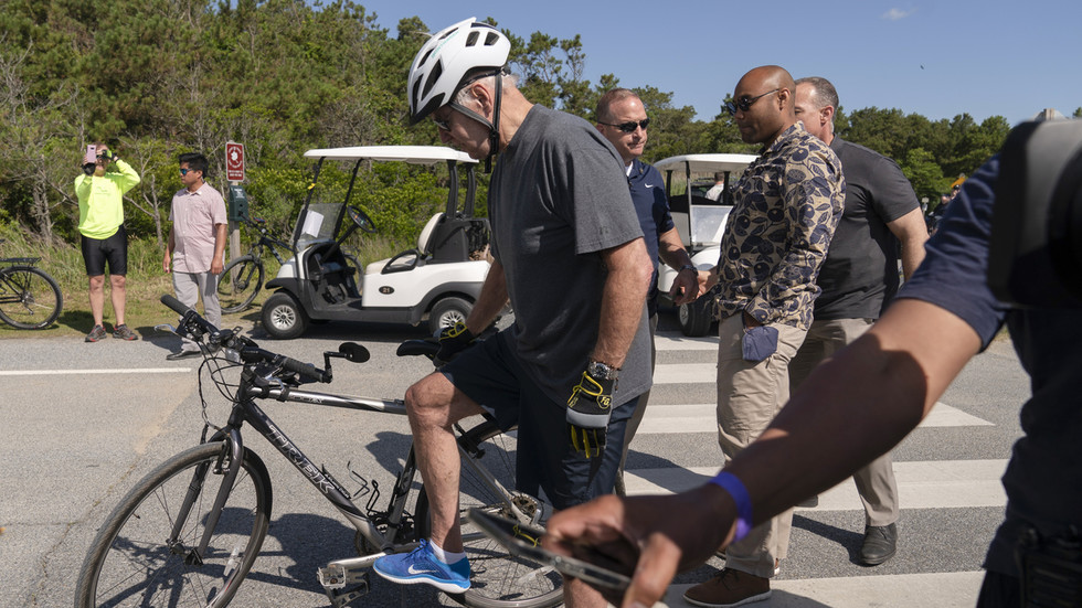 Biden falls on bike trip (VIDEO) — RT World Information