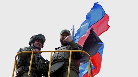 Flags of Russia and the Donetsk People's Republic (DPR) are raised over the local administration in the town of Svetlodarsk © Sputnik / Sergey Averin