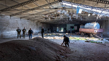 Inspecting a damaged Ukrainian wheat storage warehouse in Kherson © Getty Images / John Moore