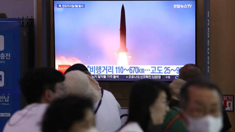 Seul Tren İstasyonu'ndaki insanlar, Pazar günü Kuzey Kore'nin bir füze denemesini televizyonda izlerken gösteriliyor.