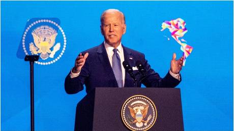 Le président américain Joe Biden prononce un discours à Los Angeles, Californie, États-Unis, le 8 juin 2022. © Allen J. Schaben / Los Angeles Times / Getty Images