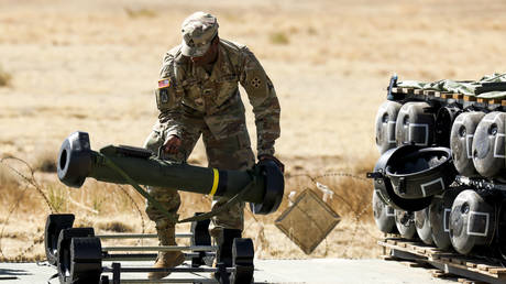 A US serviceman with a Javelin anti-tank missile system during a military exercise in Fort Carson, Colorado, April 2022. © Michael Ciaglo / Getty Images