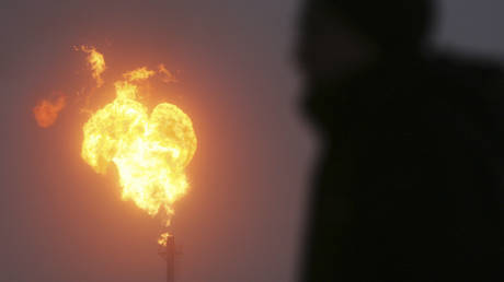 Natural gas flaring at a Gazprom facility in the town Novy Urengoi, Russia. © AFP / Natalia Kolesnikova