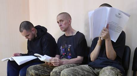 İngiliz vatandaşları Aiden Aslin ve Shaun Pinner ile Fas vatandaşı Saadun İbrahim, Donetsk Halk Cumhuriyeti'nin Donetsk kentindeki duruşmaya katıldı.  © Sputnik / Konstantin Mihalchevskiy
