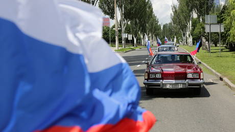 Cars decorated with Russian national flags move along the street during Russia Day celebrations, in Donetsk. © Sputnik / Sergey Averin