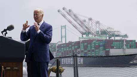 Joe Biden speaks on inflation and supply chain issues at the Port of Los Angeles, California, June 10, 2022 © AP / Evan Vucci