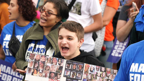 US lawmakers reach deal on gun control