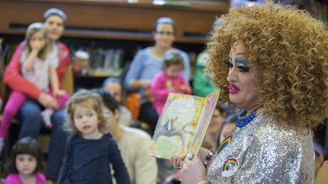 FILE PHOTO: A drag queen named Lil Miss Hot Mess reads to children at the Brooklyn Public Library in New York City, May 13, 2017 © AP / Mary Altaffer