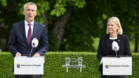 NATO Secretary General Jens Stoltenberg (L) and Sweden's Prime Minister Magdalena Andersson give a news conference after their talks at Harpsund, the country retreat of Swedish prime ministers, on June 13, 2022. © AFP / Henrik MONTGOMERY