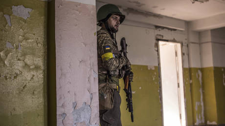 A Ukrainian soldier takes cover during heavy fighting at the front line in Severodonetsk, Luhansk region, Ukraine. © AP Photo/Oleksandr Ratushniak