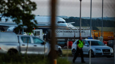 İspanya'ya kayıtlı bir Boeing 767, İngiltere'nin Wiltshire kentindeki Amesbury'den göçmenleri almak için Savunma Bakanlığı pistinde duruyor.  ©Vudi Xhymshiti / Anadolu Ajansı Getty Images aracılığıyla