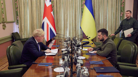Ukrainian President Volodymyr Zelensky speaking with British Prime Minister Boris Johnson during their meeting in Kyiv. © AFP / Ukrainian Presidential Press Service