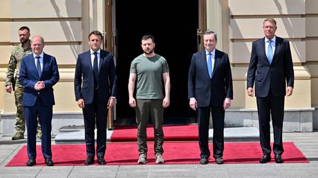 Les dirigeants de l'Allemagne, de la France, de l'Ukraine, de l'Italie et de la Roumanie (de gauche à droite) posent pour une photo à Kiev, le 16 juin 2022.