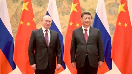 Le président russe Vladimir Poutine (à gauche) et le président chinois Xi Jinping (à droite) se rencontrent à Pékin, en Chine.  © Bureau de presse du Kremlin/Handout/Agence Anadolu via Getty Images