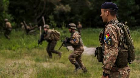 ФОТОГРАФИЯ: американские и румынские морские пехотинцы проводят боевые учения во время крупных учений НАТО в Кайрай, Литва, 5 июня 2018 г.