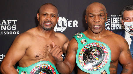 Roy Jones Jr (L) holds Russian and American citizenship. © Joe Scarnici / Getty Images for Triller