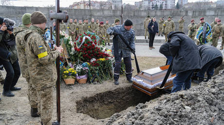 Cérémonie d'inhumation de trois soldats ukrainiens tués lors des combats avec les troupes russes.  © Mykola Tys / SOPA Images / LightRocket via Getty Images