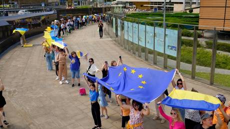 Activists holding Ukrainian and EU flags in Brussels, Belgium, June 12, 2022. © Thierry Monasse / Getty Images