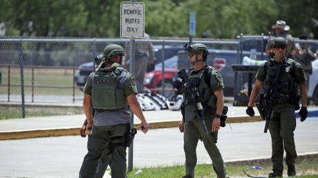 Law enforcement personnel stand outside Robb Elementary School following a shooting in Uvalde, Texas, May 24, 2022 © AP / Dario Lopez-Mills