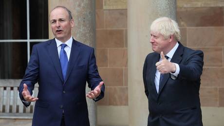 Boris Johnson (R) greets Micheal Martin (L) on the steps of Hillsborough Castle in Belfast, Northern Ireland, August 13, 2020 © AFP / Brian Lawless