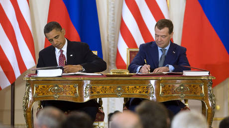 Barack Obama (L) and Dmitry Medvedev sign the "new START" nuclear treaty in Prague, Czech Republic. ©Getty Images