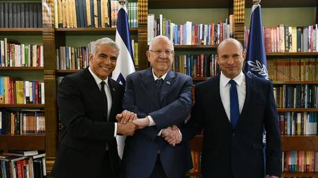 Уходящие премьер-министры Израиля Нафтали Беннетт (справа) и Яир Лапид (слева) в окружении президента Реувена Ривлина © Getty Images / Anadolu Agency