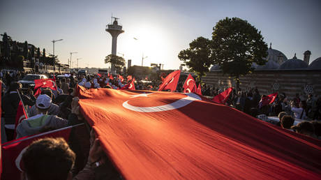 Демонстранты несут турецкие флаги в Стамбуле, Турция, май 2022 г. © Onur Dogman / SOPA Images / LightRocket / Getty Images
