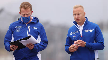 Nikita Mazepin (R) is suing Haas. © Lars Baron / Formula 1 via Getty Images