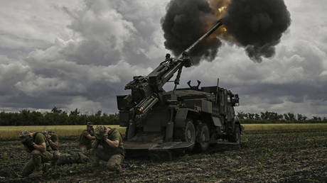 FILE PHOTO. Ukrainian servicemen fire with a French Caesar gun. ©ARIS MESSINIS / AFP