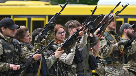 Combattants de l'unité de défense territoriale lors d'un exercice d'entraînement à l'extérieur de Kiev.  © AFP / leur Sergueï Supinsky