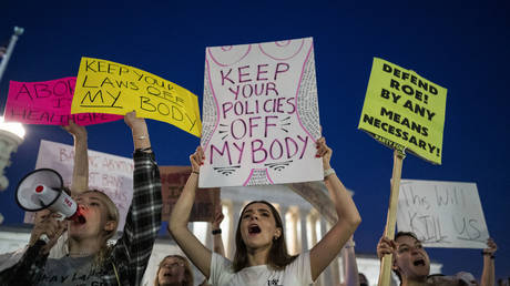 FILE PHOTO: Pro-choice demonstrators gather in front of the Supreme Court of the United States in Washington, DC. © Kent Nishimura / Los Angeles Times via Getty Images