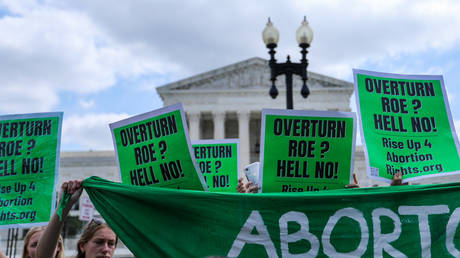 Protesters outside the US Supreme Court © Getty Images / Yasin Ozturk