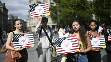 Paris'te dünya çapında kürtaj haklarını desteklemek için düzenlenen mitingde protestocular 'Kürtaj bir haktır' yazılı pankartlar taşıyorlar.  © AFP / Stephane De Sakutin
