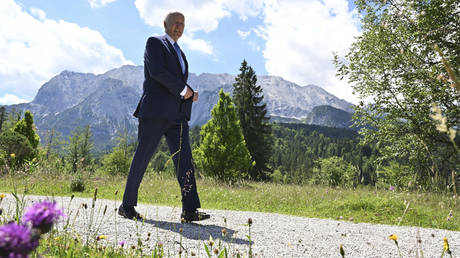 US president Joe Biden walks towards Castle Elmau in Kruen, Germany. © AP / Peter Kneffel